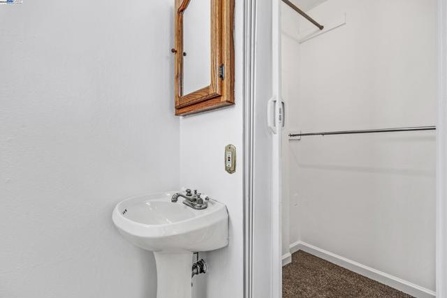 1137 Post St, Alameda CA: https://media.crmls.org/mediaz/f2ea037e-de26-4c30-b78b-e5335f553975.jpg