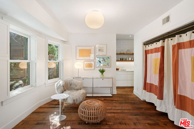 729 Superba Avenue, Venice CA: https://media.crmls.org/mediaz/f2ea20bb-b55a-4776-aaf5-71b9f3e3a6a3.jpg