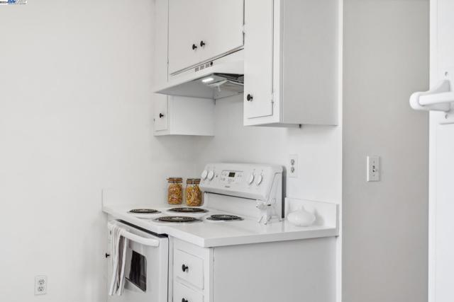 2106 Otis Dr, Alameda CA: https://media.crmls.org/mediaz/f2ea5017-9b13-43a1-b9e3-52caca74ceb9.jpg