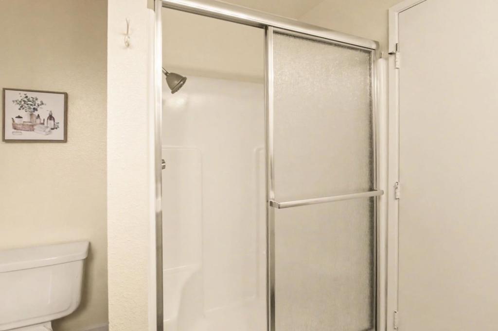 https://media.crmls.org/mediaz/f2eb59cf-cf51-4bc1-b2b1-c5b135d149a5.jpg?preset=X-Large