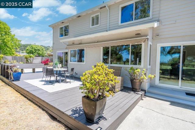 739 Devils Drop Ct, Richmond CA: https://media.crmls.org/mediaz/f2ebfaba-4709-4334-ab9e-f9d45e638700.jpg