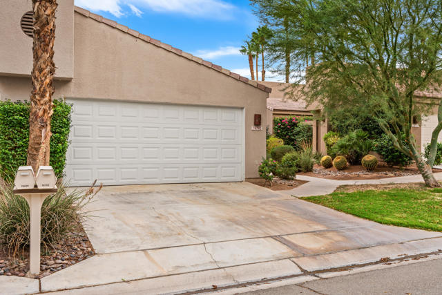 76702 Daffodil Drive, Palm Desert CA: https://media.crmls.org/mediaz/f2ec364a-cf74-45af-80af-9eb3a724f836.jpg