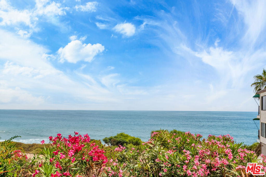 https://media.crmls.org/mediaz/f2ec673a-490a-4de3-8574-2a3ec26fc1f2.jpg?preset=X-Large
