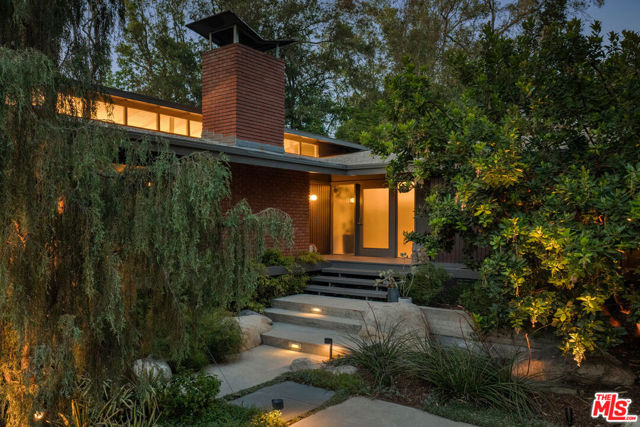 1030 Canon Drive, San Marino CA: https://media.crmls.org/mediaz/f2eecaea-af01-4293-9bd8-1ebc740b84d7.jpg