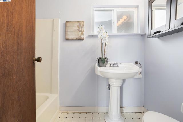 925 GRANDVIEW AVE, Martinez CA: https://media.crmls.org/mediaz/f2ef1bba-9fa7-4729-bfb8-5c18ad6473da.jpg