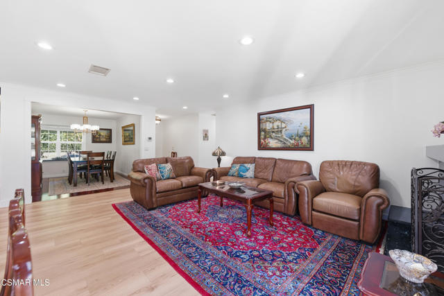 952 Carefree Drive, Simi Valley CA: https://media.crmls.org/mediaz/f2ef326f-0eb9-4e25-9396-072643527a50.jpg