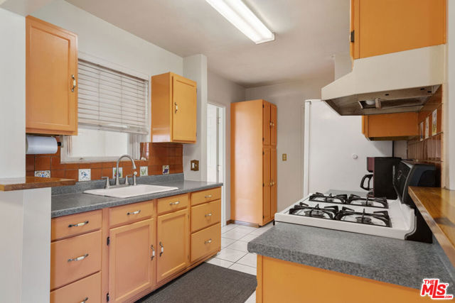 1831 N Buena Vista Street, Burbank CA: https://media.crmls.org/mediaz/f2efd501-b1af-4634-8f7f-496bd3adc4a0.jpg