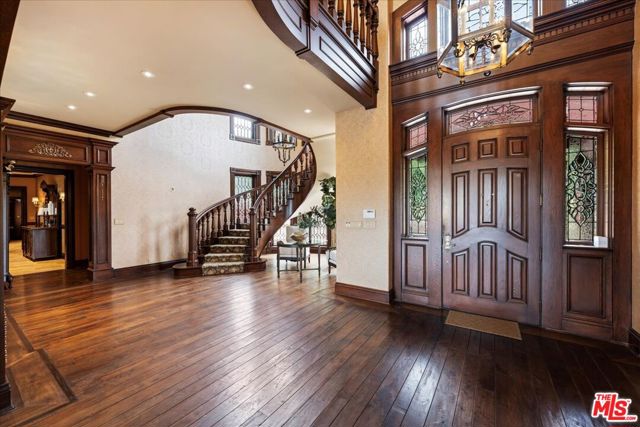 19000 Dorlon Drive, Tarzana CA: https://media.crmls.org/mediaz/f2f03655-40f0-44af-b0e1-88371d632c84.jpg