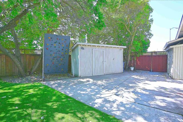 7776 Dublin Green Ct, Dublin CA: https://media.crmls.org/mediaz/f2f03a2e-6803-45e7-93c7-84350db8f758.jpg