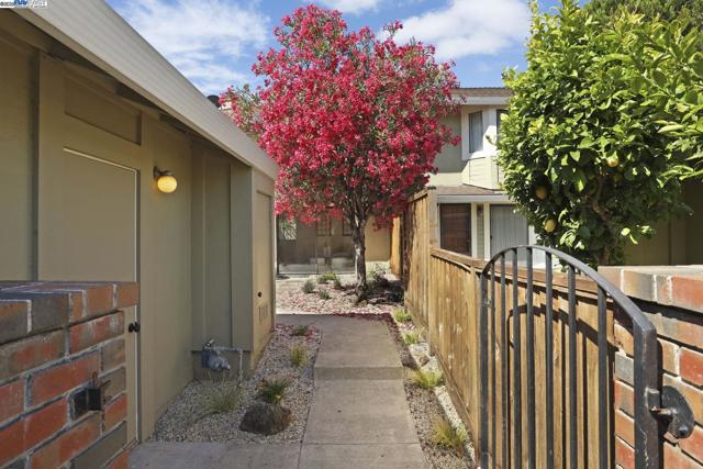7650 Arbor Creek Cir, Dublin CA: https://media.crmls.org/mediaz/f2f1e1ee-e6a6-4f30-a771-c9b67074609c.jpg