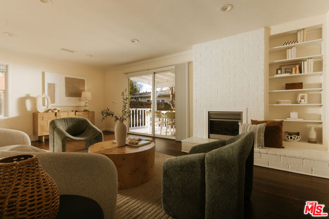 22251 Kittridge Street photo 3