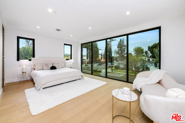 4906 Van Noord Avenue, Sherman Oaks CA: https://media.crmls.org/mediaz/f2f29f12-0ea0-4bea-b333-b730f60643bd.jpg