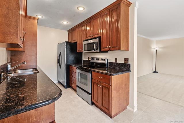 8561 Villa La Jolla Dr, La Jolla CA: https://media.crmls.org/mediaz/f2f312bc-60cf-4334-8d0f-cf860c1b5cfb.jpg