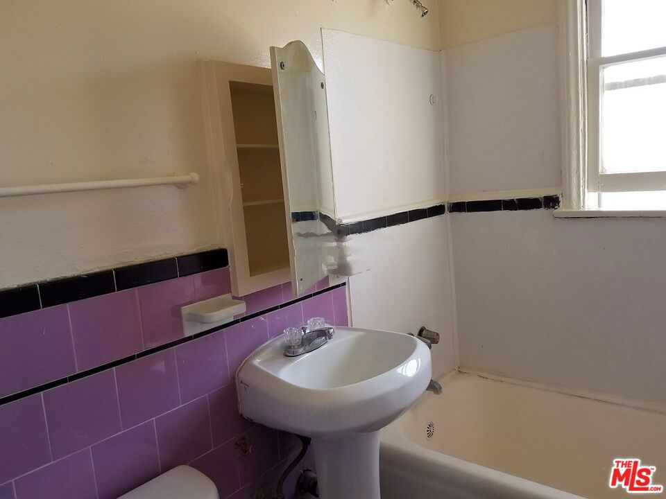 https://media.crmls.org/mediaz/f2f428d6-52ea-4003-92bf-443d0e52ea00.jpg?preset=X-Large