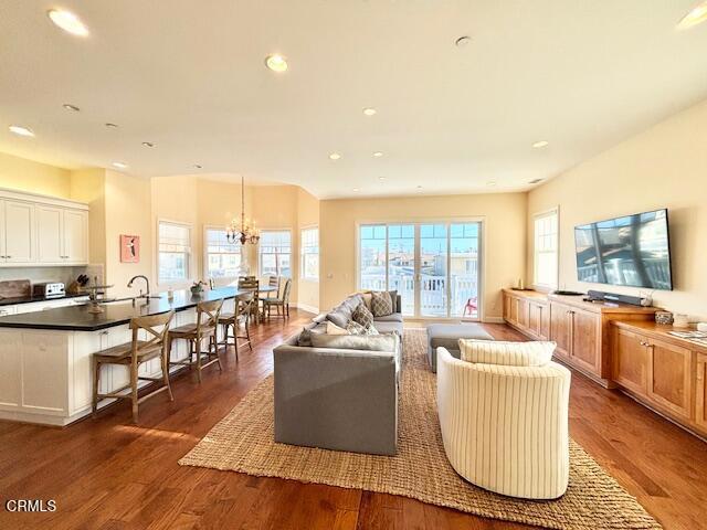 117 Glendale Avenue, Oxnard CA: https://media.crmls.org/mediaz/f2f44eb4-3447-49e8-b076-38d9d8e36650.jpg