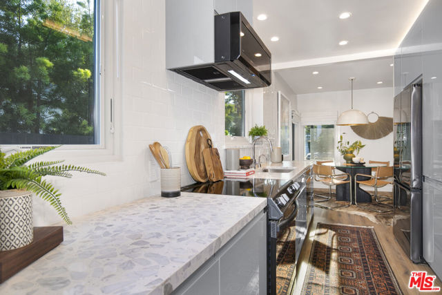 3744 Redwood Avenue, Los Angeles CA: https://media.crmls.org/mediaz/f2f4b697-1578-41f6-bf94-2cd585360780.jpg