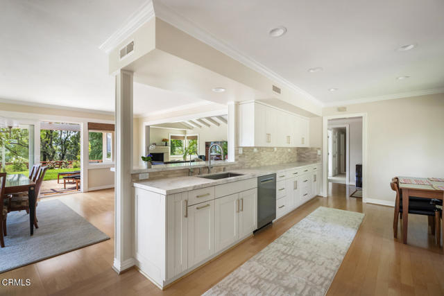 5109 Redwillow Lane, La Canada Flintridge CA: https://media.crmls.org/mediaz/f2f5a208-336f-43bc-9308-75317bda42b0.jpg