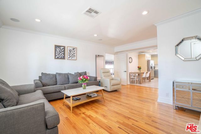 17507 Emelita Street photo 6