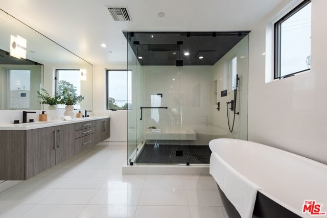126 Thornton Place, Venice CA: https://media.crmls.org/mediaz/f2f6d034-9305-4d34-b593-825fb5a5e4c4.jpg