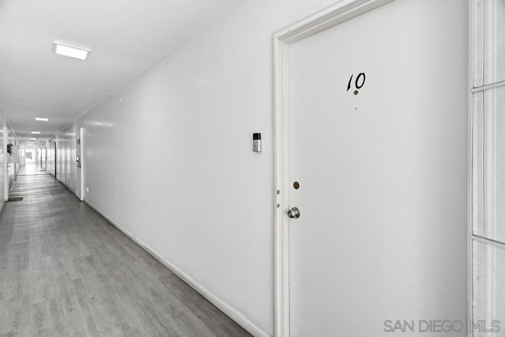https://media.crmls.org/mediaz/f2f7182f-8fcb-4b65-892a-0d2cfeb4d7f5.jpg?preset=X-Large