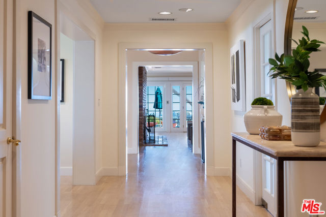 16331 Tudor Drive, Encino CA: https://media.crmls.org/mediaz/f2f924c7-427c-4dcb-acd0-7125e7d60a56.jpg