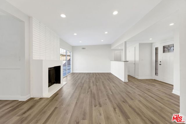 21819 Arminta Street, Canoga Park CA: https://media.crmls.org/mediaz/f2f9f9dc-f8bc-4898-8554-7ff3d8048ab2.jpg