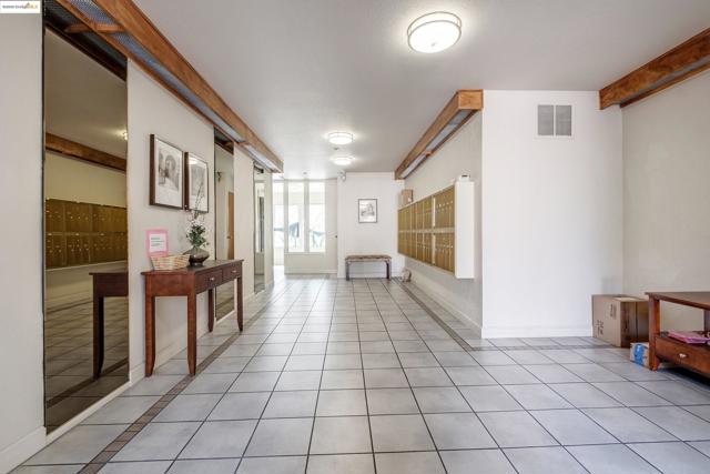 389 Belmont St, Oakland CA: https://media.crmls.org/mediaz/f2fa01ce-347b-4e7b-b777-83243a2a8e8f.jpg