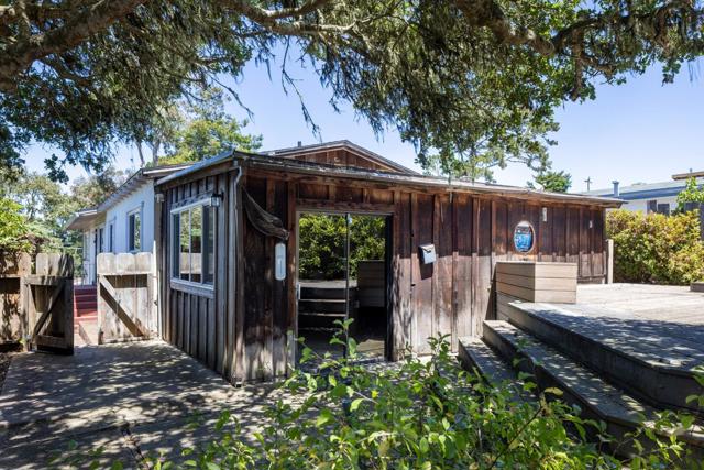 1113 Buena Vista Avenue, Pacific Grove CA: https://media.crmls.org/mediaz/f2fa193c-6677-42cc-b9da-43af55eb6f7d.jpg