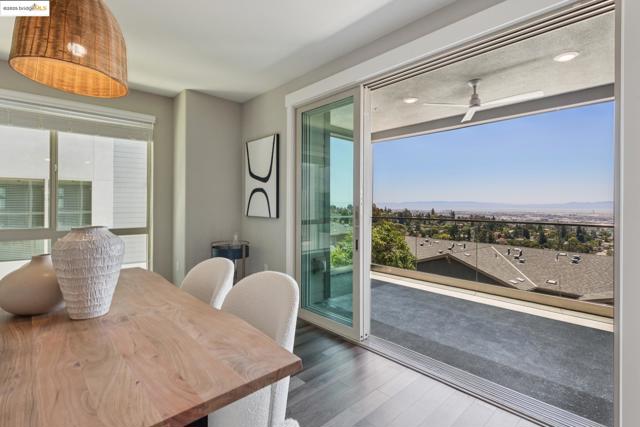 6757 Skyview Dr, Oakland CA: https://media.crmls.org/mediaz/f2fa212d-e797-4bad-91d7-03f1b5288205.jpg