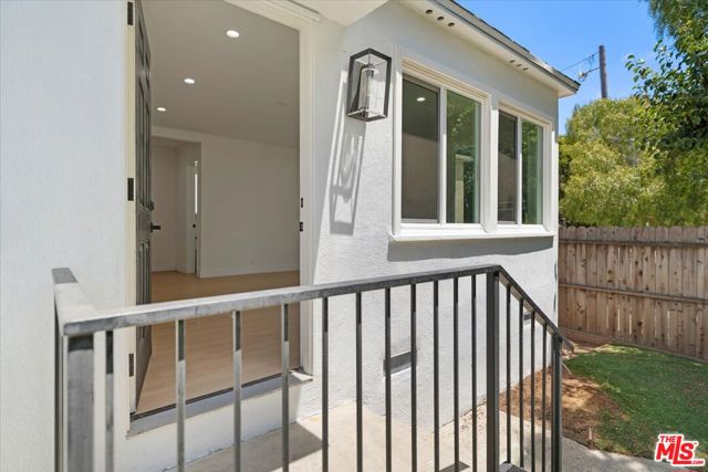 701 Oxford Avenue, Marina del Rey CA: https://media.crmls.org/mediaz/f2fa2ff1-7881-43a0-8d51-65e48144873b.jpg