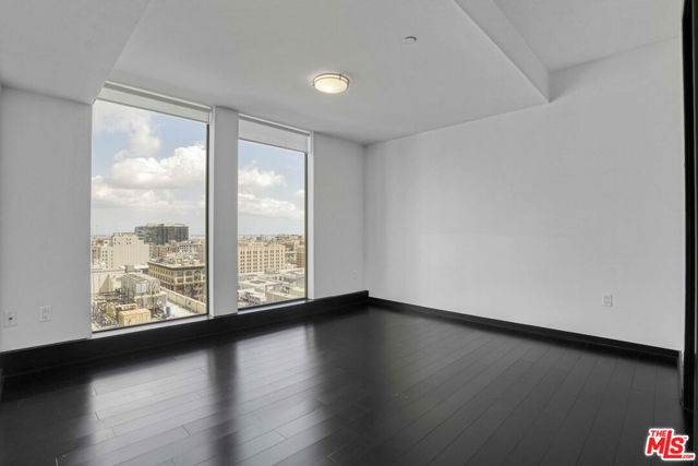 655 S Hope Street, Los Angeles CA: https://media.crmls.org/mediaz/f2fa379d-30d4-448d-b33b-ea29371422b5.jpg