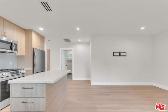 6915 Encino Avenue, Van Nuys CA: https://media.crmls.org/mediaz/f2fb24d7-1876-4c54-82b6-eb484d59b737.jpg