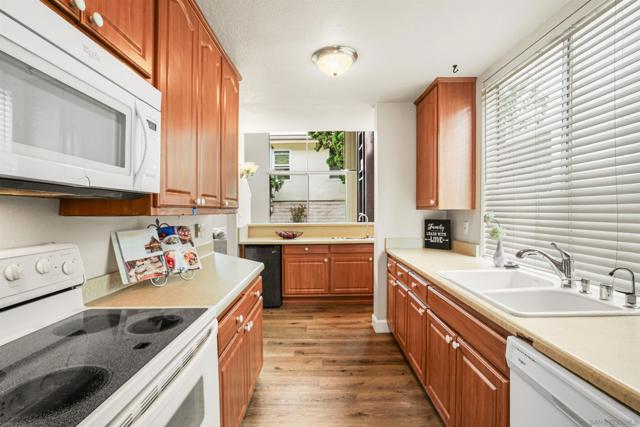 2544 Navarra Dr,  CA: https://media.crmls.org/mediaz/f2fbadb9-c71d-4886-b748-3a4b72210cfb.jpg