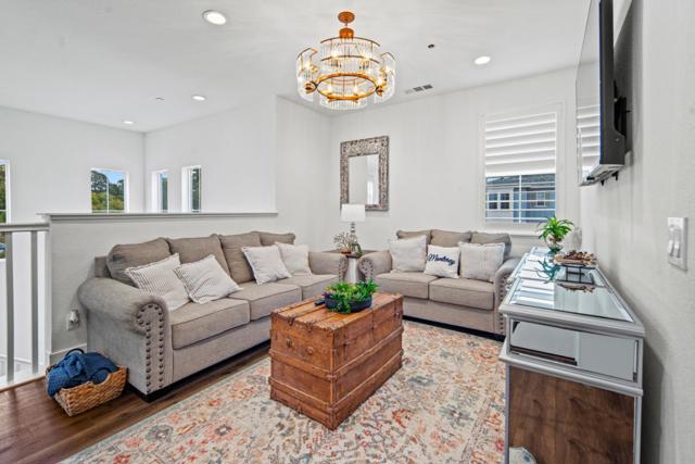 287 Skyview Drive, Marina CA: https://media.crmls.org/mediaz/f2fcd647-5ef2-4f6c-ace6-0334a6d9bd23.jpg