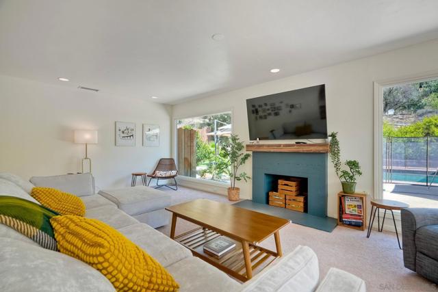 11668 Altoona Dr, El Cajon CA: https://media.crmls.org/mediaz/f2fcf6fb-856d-41b8-afa6-445485225852.jpg