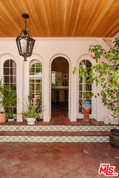 5163 Franklin Avenue, Los Angeles CA: https://media.crmls.org/mediaz/f2fe3a38-5f77-47b1-a899-45fd23272f9d.jpg