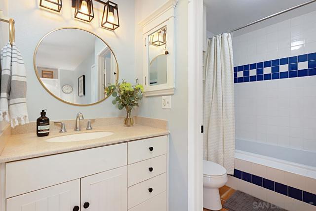 2383 Altisma Way, Carlsbad CA: https://media.crmls.org/mediaz/f3020d98-46d4-4f81-bf40-ed8494dbb752.jpg