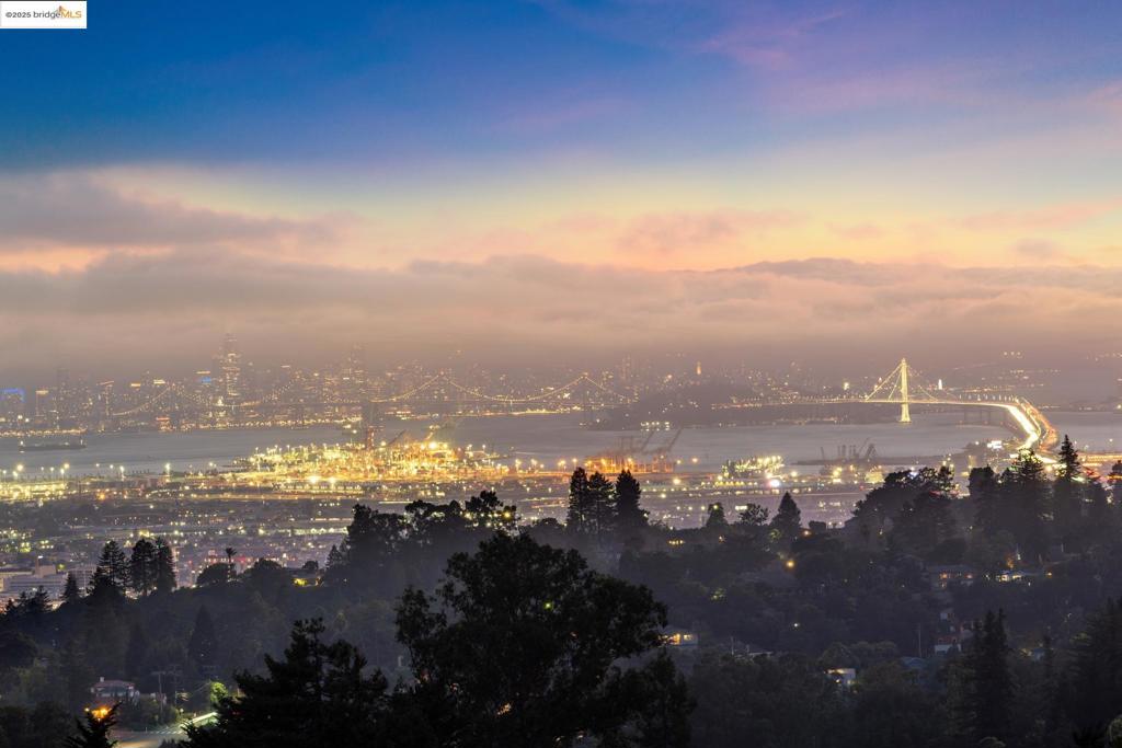 https://media.crmls.org/mediaz/f3039732-ae6e-40a2-a5f0-2fd5c9ff644a.jpg?preset=X-Large