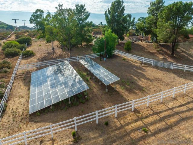 15091 Chemise Creek Rd, Ramona CA: https://media.crmls.org/mediaz/f303c6df-21e7-49b1-8bb1-546e3a109b89.jpg