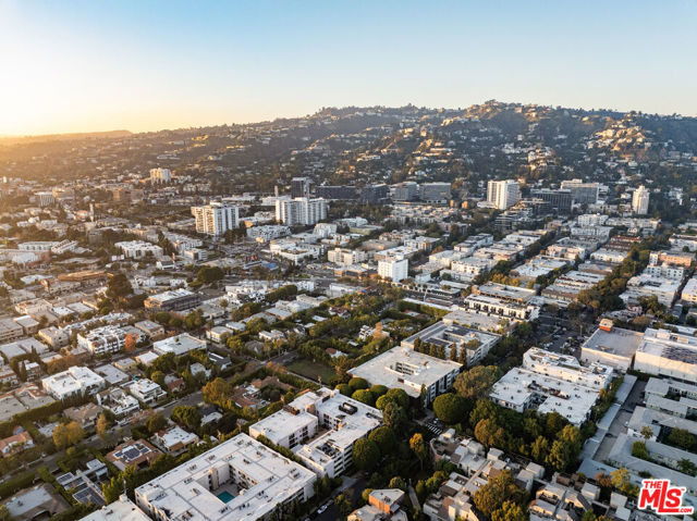 949 N Kings Road, West Hollywood CA: https://media.crmls.org/mediaz/f305b7e2-f1e4-4ce1-a1a4-f4b2b347f250.jpg