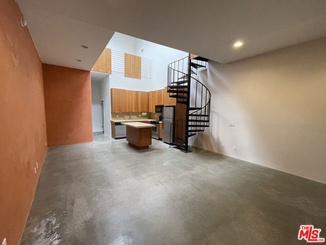 555 Rose Avenue, Venice CA: https://media.crmls.org/mediaz/f305ce24-958d-48a0-a9cd-533e75ea2085.jpg