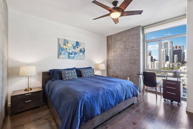 800 The Mark Ln, San Diego CA: https://media.crmls.org/mediaz/f306d9e8-0b16-4705-b7d3-f1539ebd1962.jpg