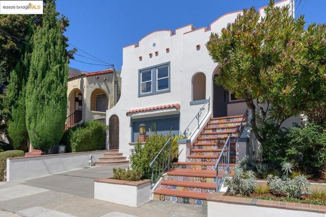 5344 Walnut St, Oakland CA: https://media.crmls.org/mediaz/f308aa43-11d6-4fd3-ac4c-28bf606ac6d4.jpg