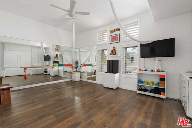 6435 Zumirez Drive, Malibu CA: https://media.crmls.org/mediaz/f309dfc2-6868-46fa-98c9-12004e231bb2.jpg
