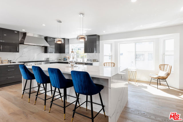 18721 Hatteras Street, Tarzana CA: https://media.crmls.org/mediaz/f309f496-eadd-40b8-ae32-45a7c15e7367.jpg