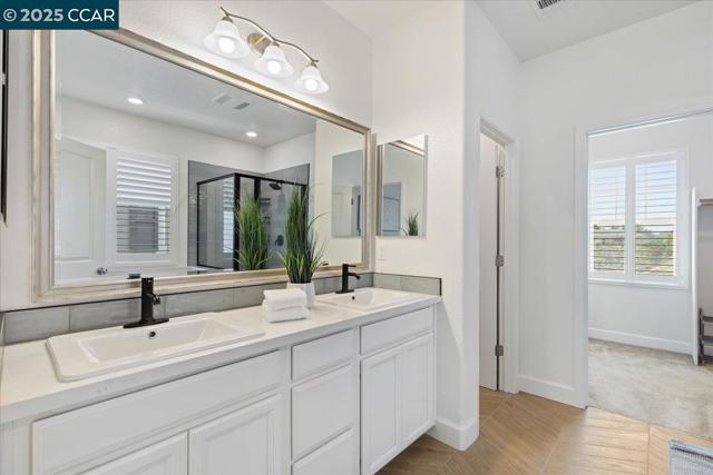 2097 Salice Way, Brentwood CA: https://media.crmls.org/mediaz/f30a3f1f-1f83-429e-afe7-e76976997364.jpg