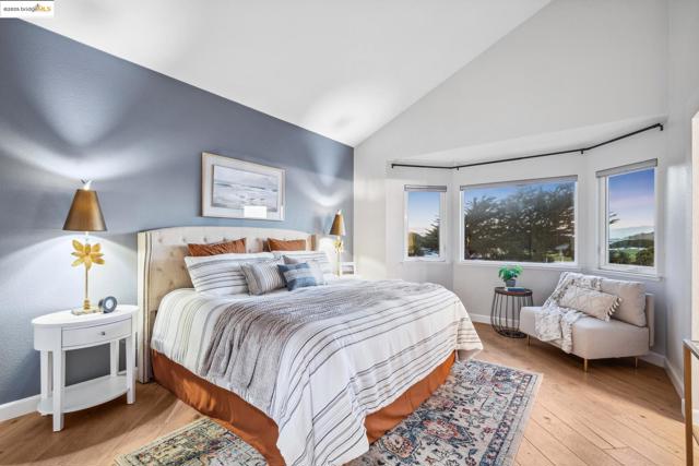 3 Harbor View Dr, Richmond CA: https://media.crmls.org/mediaz/f30aae4f-118a-49e8-8a6f-09aa2c29e6c6.jpg
