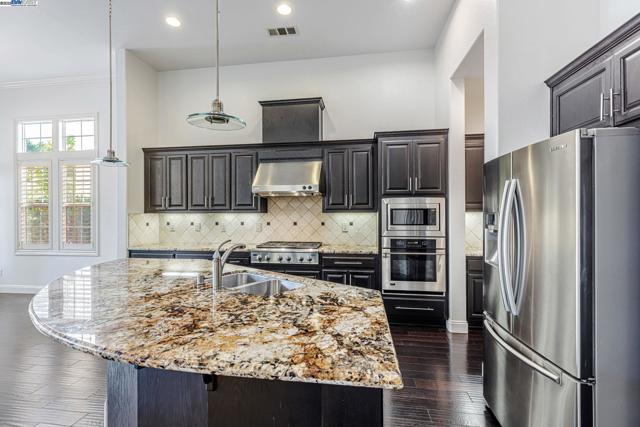 3579 Rimini Ln, Dublin CA: https://media.crmls.org/mediaz/f30cc549-859d-4117-be0b-185cd62c6f1b.jpg