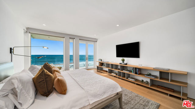 24572 Malibu Road, Malibu CA: https://media.crmls.org/mediaz/f30e5a8b-695d-4ec4-8a8b-c90183f96724.jpg