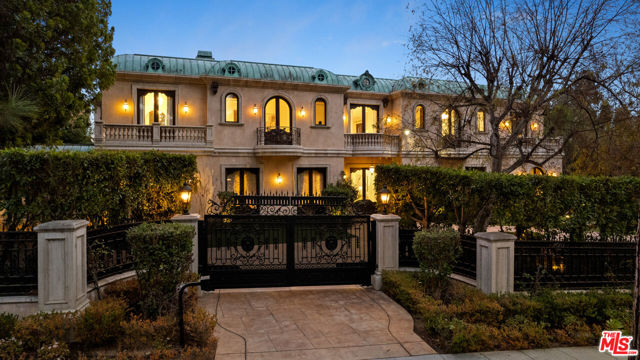 1021 N Crescent Drive, Beverly Hills CA: https://media.crmls.org/mediaz/f30e5adf-8d49-44ee-982b-644a00211cc2.jpg